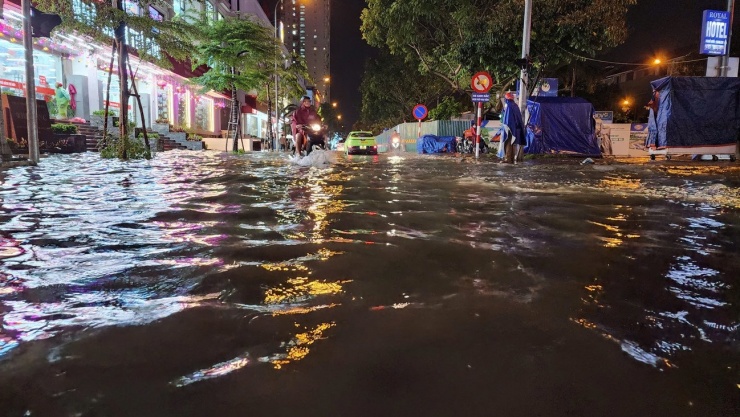 Lúc 20h, khu đô thị An Khánh (xã An Khánh) ngập sâu trong biển nước.