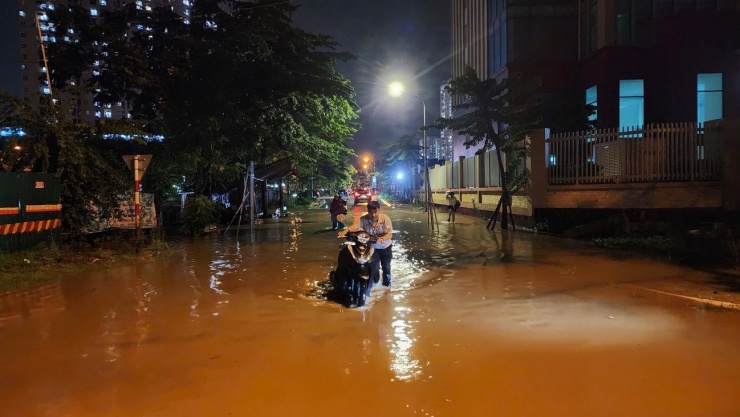 Anh Phong (xã An Khánh) cho biết, khi đi qua đoạn ngập sâu, sóng nước từ ô tô tạt vào khiến xe của anh bị chết máy.