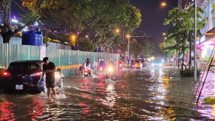 Theo Trung tâm Dự báo Khí tượng Thủy văn Quốc gia, ngày 27/7 Hà Nội tiếp tục có mưa vừa đến mưa to, kèm giông, nền nhiệt dao động 29-32 độ C.