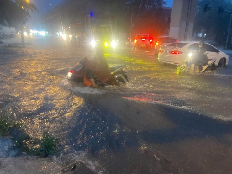 Khu vực phường Yên Nghĩa ngập sâu 40-50 cm, khiến việc đi lại của người dân gặp nhiều khó khăn. (Ảnh: FB Yên Nghĩa News)