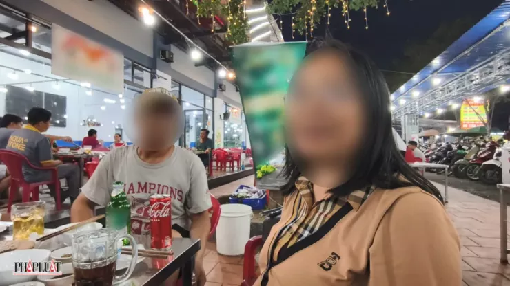 Chị D và anh L vượt hơn ngàn cây số từ Hà Nội vào TP.HCM để nhận con tại phường An Phú Đông. Ảnh: NT