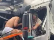 Nghẹt thở giải cứu tài xế container mắc kẹt trong cabin sau cú tông ô tô dừng đèn đỏ