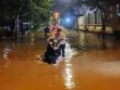 Nhiều khu vực ở Hà Nội bị cô lập sau cơn mưa lớn