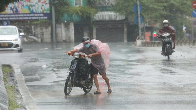Mưa dông tiếp tục duy trì ở Trung Bộ.