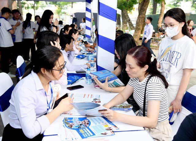 Thí sinh và phụ huynh tìm hiểu thông tin tại ngày hội tư vấn xét tuyển nguyện vọng đại học.