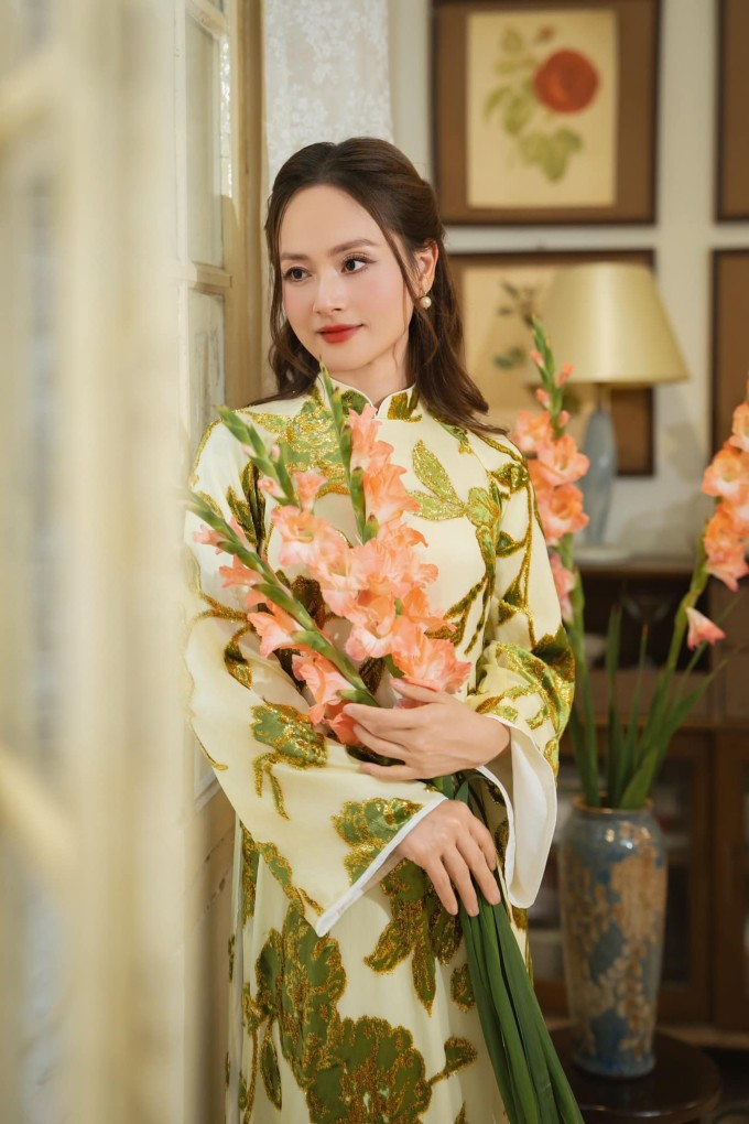 Lan Phương gần đây công khai việc ly thân chồng Tây và cho biết đang tiến hành thủ tục đơn phương ly hôn. Trước đó, cô có thời gian dài phải đối mặt với chứng trầm cảm thai kỳ và sau sinh, tự vật lộn để thoát ra khỏi cảm xúc tiêu cực. Tháng 1 năm nay, Lan Phương đưa hai con gái Lina và Mia về Hà Nội sau nửa năm ở Đà Nẵng với chồng. Trước đó, nữ diễn viên cho biết chuyển hẳn con gái vào Đà Nẵng học tiểu học để bé được ở bên bố thường xuyên và anh cũng có thể đỡ đần vợ khi cô mang Mia theo trong các chuyến công tác. Cô từng rất buồn khi chồng quyết định chuyển việc vào Đà Nẵng giữa lúc mình mang thai em bé thứ hai nhưng sau đó tự trấn an rằng anh đã dành 8 năm ở Hà Nội, hy sinh cho sự nghiệp để được gần vợ con và giờ là lúc cô lùi lại để ủng hộ sự thăng tiến của anh. Tuy nhiên, cảm giác không được chồng thấu hiểu, san sẻ chuyện chăm con càng khiến cô trầm cảm.