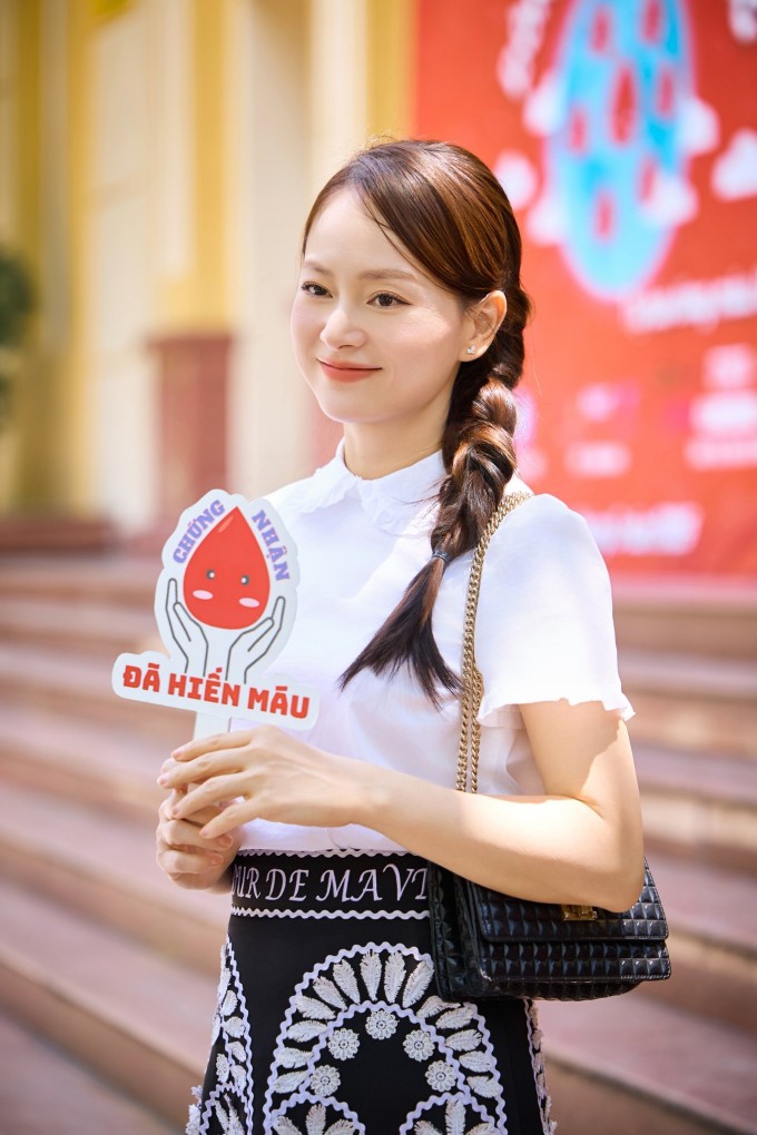 Lan Phương còn tham gia hiến máu nhân đạo. Bên cạnh việc ủng hộ hoạt động ý nghĩa của các bạn sinh viên, tiếp sức cho các bệnh nhân có nhóm máu hiếm giống mình, cô còn tin rằng việc cho đi một phần máu cũ sẽ giúp cơ thể mình có cơ hội tạo ra máu mới, từ đó tạo ra năng lượng mới cho cuộc đời.