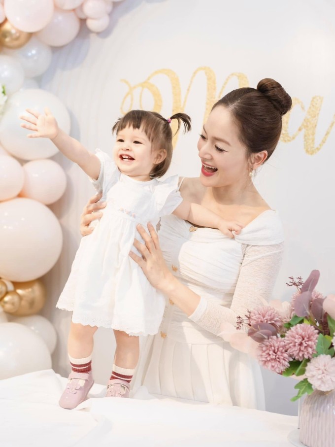 Trở về Hà Nội, Lan Phương ổn định lại nhà cửa và tìm trường học mới cho bé lớn. Ba mẹ con nữ diễn viên sống trong một căn hộ cao cấp gần quán kid cafe do cô làm chủ. Ông xã cô xuất hiện ít dần trong các bức ảnh hay dịp quan trọng của gia đình. Khi tổ chức sinh nhật chung với con gái Mia hôm 5/3, Lan Phương nói chồng không về kịp để tham dự bữa tiệc.
