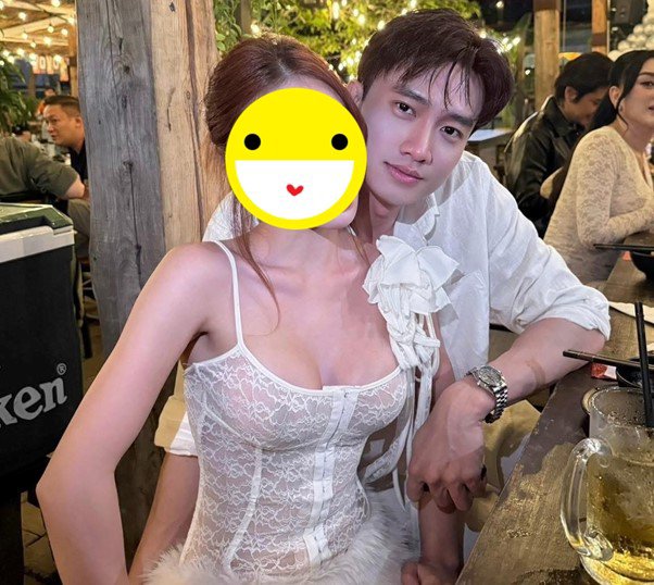 Quốc Trường bên một cô gái lạ.