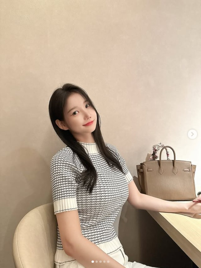 Với ngoại hình xinh đẹp, thân hình bốc lửa cùng phong cách trình diễn đầy năng lượng, MIU đã nhanh chóng chiếm được cảm tình của đông đảo khán giả.