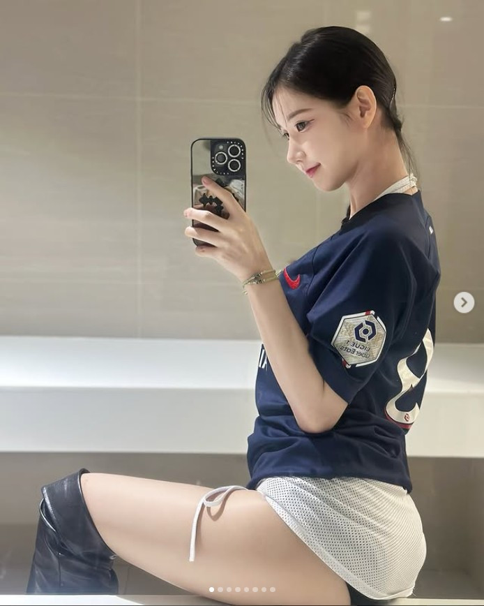 Điều làm nên sức hút đặc biệt của MIU chính là sự kết hợp hoàn hảo giữa kỹ năng mix nhạc điêu luyện và khả năng khuấy động sân khấu. Cô không chỉ đơn thuần là một DJ chơi nhạc mà còn là một nghệ sĩ biểu diễn thực thụ.
