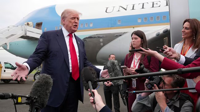 Tổng thống Donald Trump phát biểu trước các phóng viên. Ảnh: AP