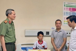 Công an Quảng Ninh nhận đỡ đầu cháu bé sống sót vụ lật tàu trên vịnh Hạ Long