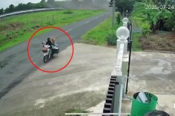 Clip: Đỉnh cao shipper đi qua vị trí bom rơi vẫn thản nhiên giao hàng