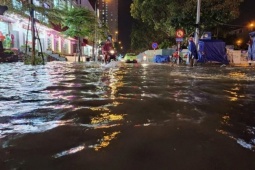 Nhiều khu vực ở Hà Nội bị cô lập sau cơn mưa lớn