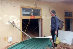 Hiệu trưởng và giáo viên òa khóc nhìn mưa lũ tàn phá ngôi trường