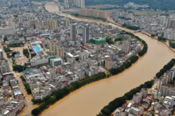 Trung Quốc: Lượng mưa 1 năm trút xuống trong 1 ngày, hàng chục ngàn người dân bỏ chạy