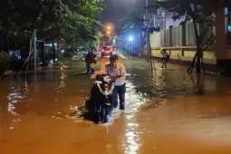 Nhiều khu vực ở Hà Nội bị cô lập sau cơn mưa lớn