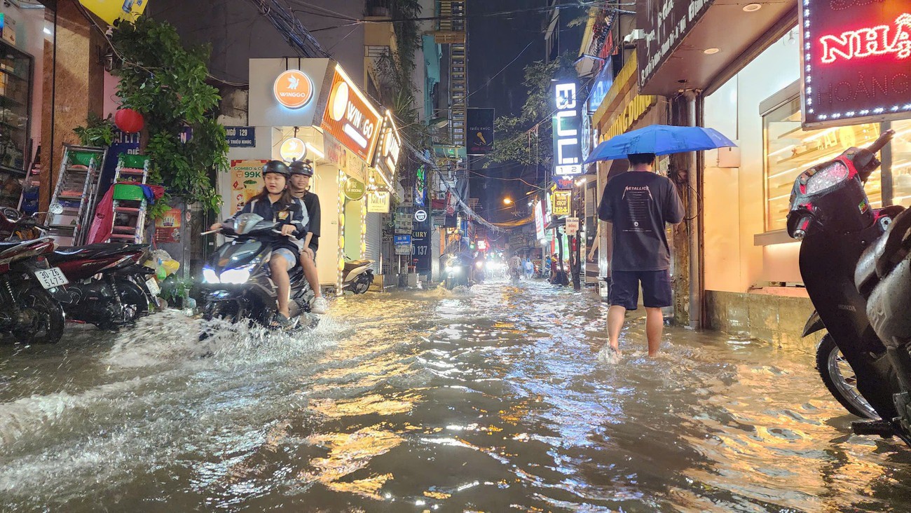 Nhiều khu vực ở Hà Nội bị cô lập sau cơn mưa lớn - 5