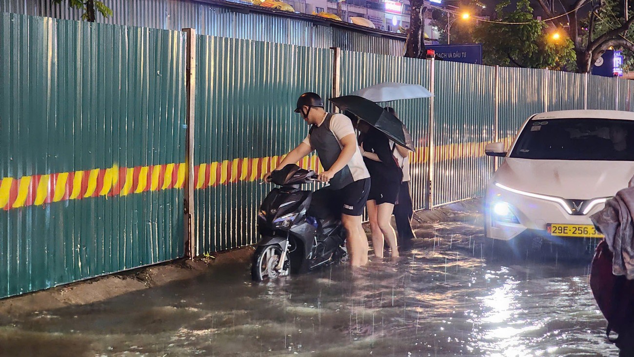 Nhiều khu vực ở Hà Nội bị cô lập sau cơn mưa lớn - 9