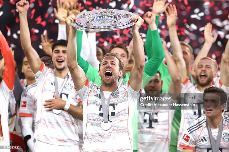 Harry Kane đã "phá giải lời nguyền" và giành danh hiệu đầu tiên trong sự nghiệp bằng chiếc cúp vô địch Bundesliga 2024/25