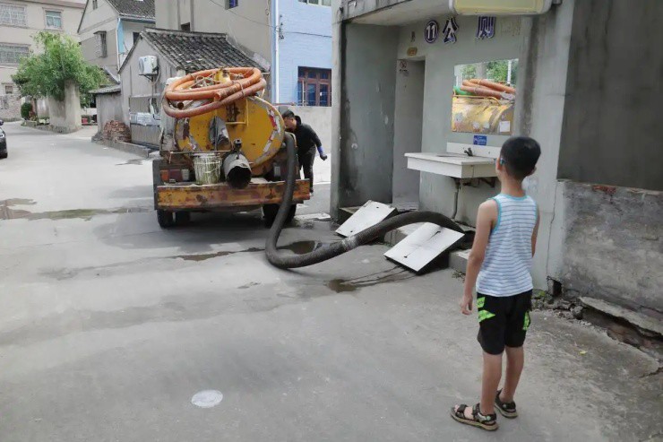 Ngày hút bể phốt, 9x kiếm bộn tiền, mua nhà lầu xe hơi, tối lái Mercedes - 2