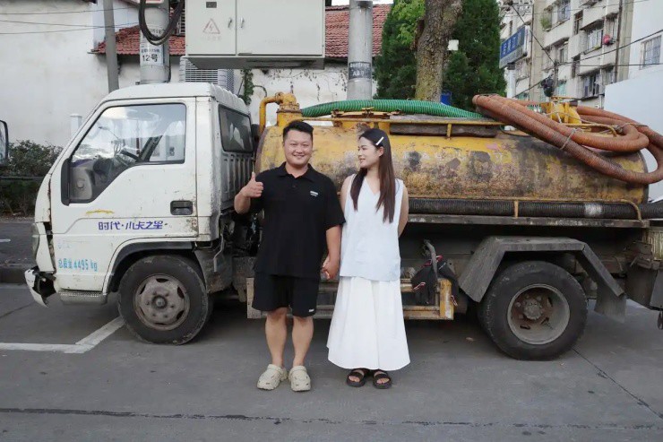 Ngày hút bể phốt, 9x kiếm bộn tiền, mua nhà lầu xe hơi, tối lái Mercedes - 4