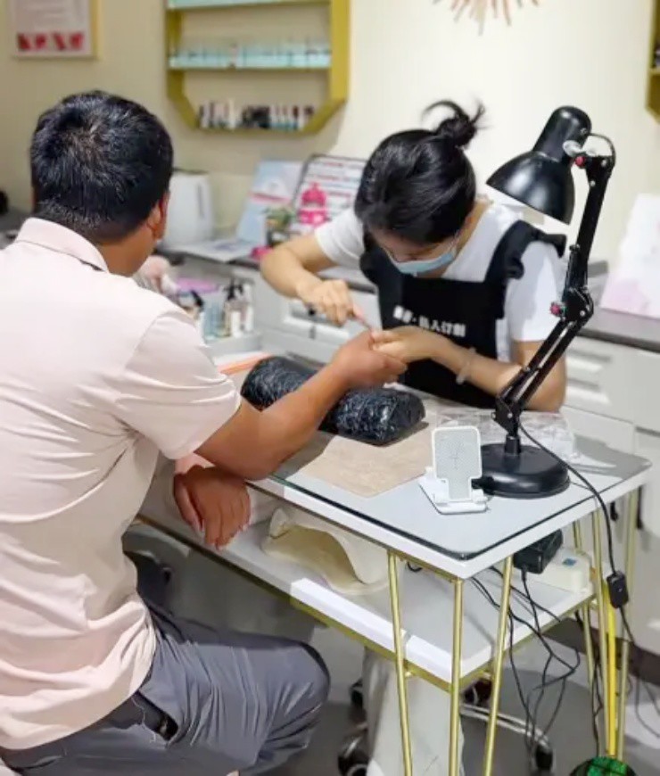 Nông dân đổ xô đi… làm móng để hái đậu năng suất cao - 1