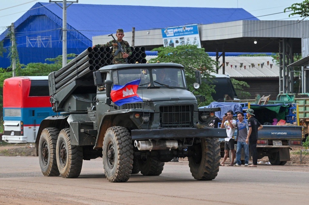 Pháo phản lực BM-21 của Campuchia xuất hiện ở tỉnh Oddar Meanchey, giáp biên giới Thái Lan (ảnh: AFP)
