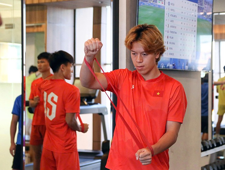 Cụ thể U23 Việt Nam được chia làm hai nhóm tập hồi phục. Nhóm cầu thủ đá chính trước U23 Philippines thực hiện các bài tập giãn cơ, hồi phục và điều hòa thể lực.