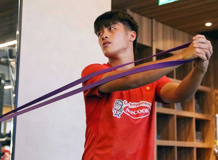 Tiền đạo Nguyễn Quốc Việt không dính chấn thương nghiêm trọng và đã có thể tham gia tập các bài tập bổ trợ cơ bắp và sức mạnh cùng đồng đội.