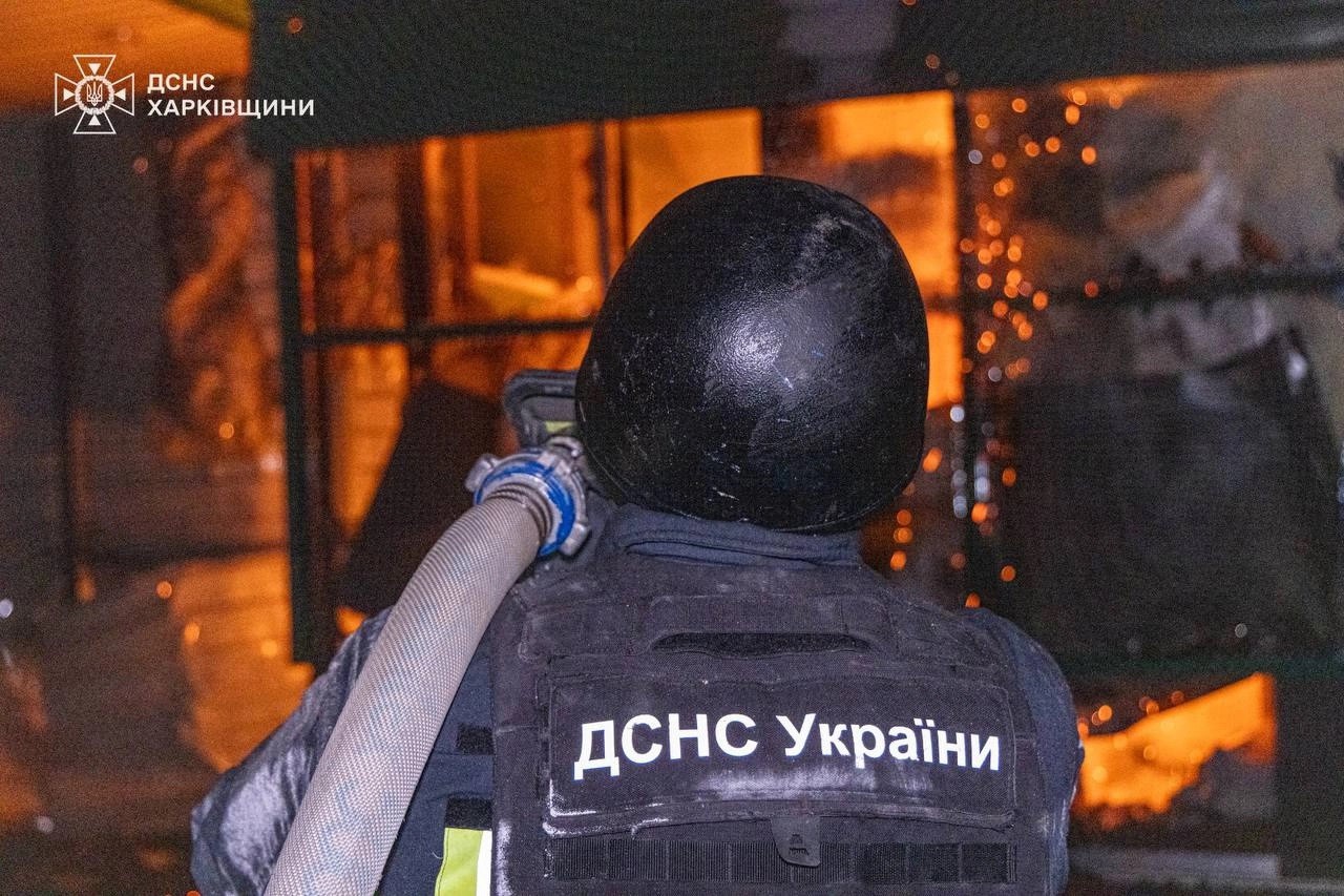 Lính cứu hỏa dập lửa ở Kharkiv (ảnh: Kyiv Post)