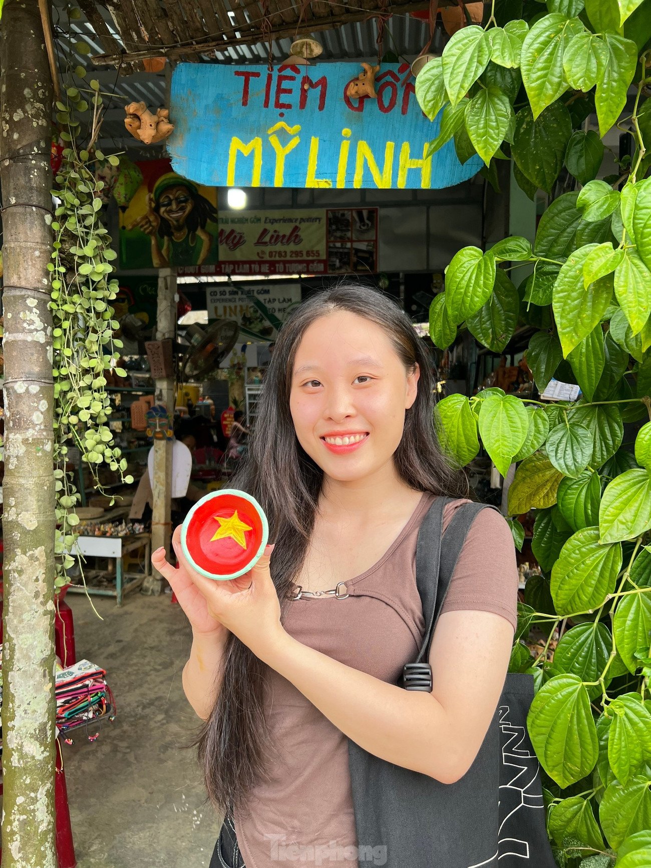 Thành quả của Nhã Linh là một chiếc chén mang hình cờ đỏ sao vàng độc đáo. Ảnh: Văn Nhất.