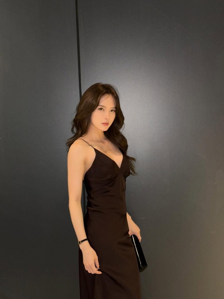 Trong bộ ảnh gần nhất được đăng tải, cô nàng khiến người hâm mộ bất ngờ với hình ảnh quý cô dịu dàng, đằm thắm trong chiếc váy đen quyến rũ.
