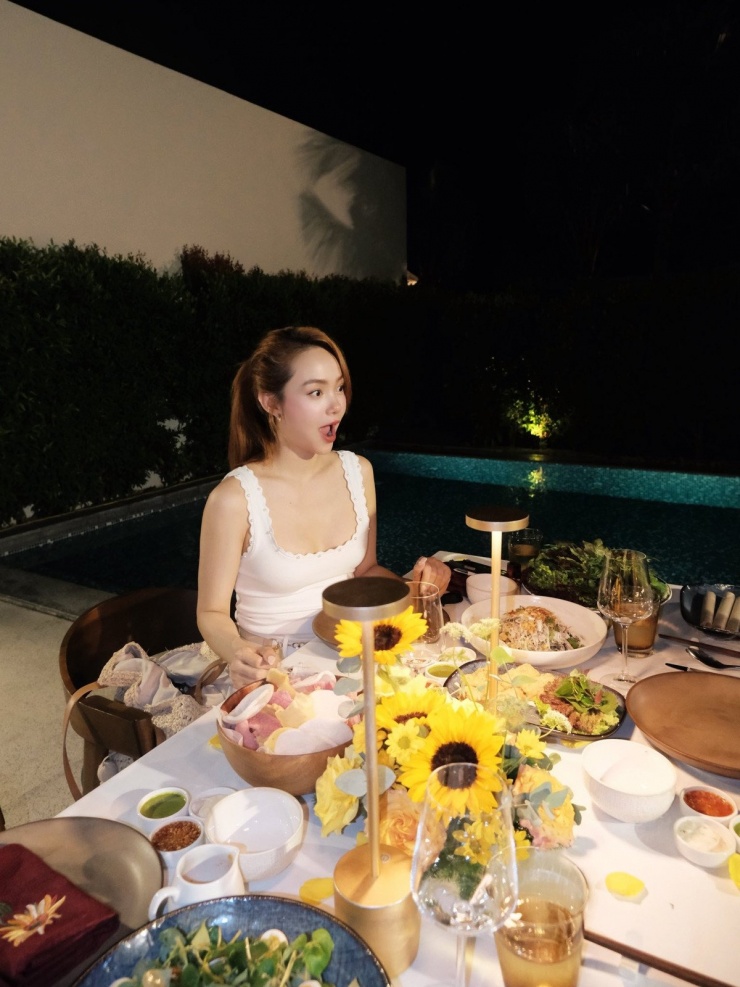 Trước khi lấy chồng, cô được xem là "phú bà" với khối tài sản "không phải dạng vừa" như biệt thự, xe hơi, đồ hiệu. Ảnh: Instagram Minh Hằng.
