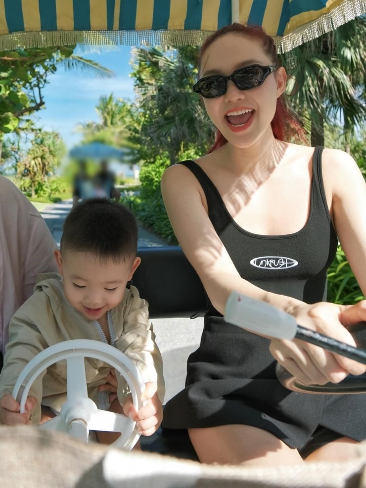 Con trai Minh Hằng năm nay 2 tuổi, có vẻ ngoài bụ bẫm, đáng yêu, ngày càng tinh nghịch. Ảnh: Instagram Minh Hằng.
