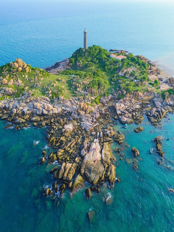 Mũi Kê Gà, thuộc xã Tân Thành, tỉnh Lâm Đồng (sau sáp nhập), từ lâu đã ghi dấu trong lòng du khách bởi vẻ đẹp hoang sơ, bãi đá thiên tạo kỳ thú và ngọn hải đăng cổ kính nhất Việt Nam. Ảnh Thanh Duy