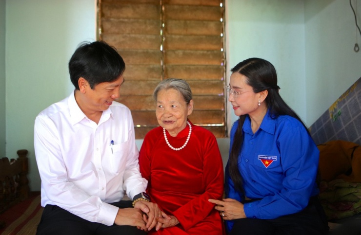 Lãnh đạo tỉnh Quảng Trị cùng chị Nguyễn Phạm Duy Trang thăm hỏi, tặng quà Mẹ Việt Nam Anh hùng Lê Thị Mót.