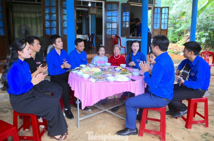 Bữa cơm ấm tình lòng mẹ được các bạn đoàn viên thanh niên triển khai.