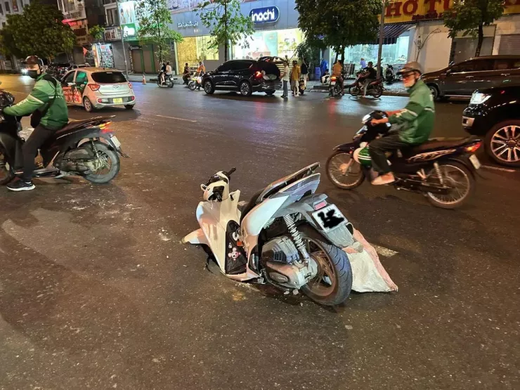 Hình ảnh xe máy bị sụt lún xuống hố sâu trên đường Trường Chinh. Ảnh CTV