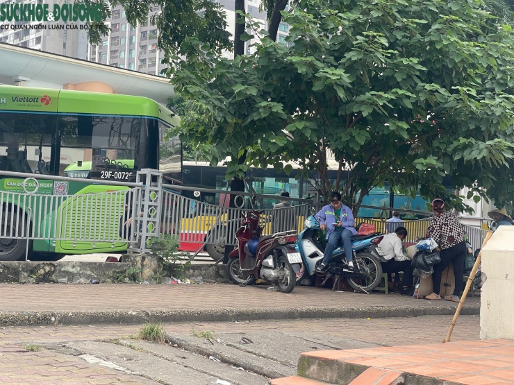 Hà Nội: Vỉa hè nơi cô gái bị người bán trà đá xua đuổi giờ ra sao? - 1