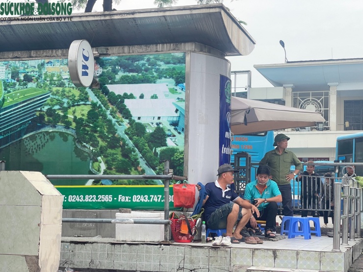 Hà Nội: Vỉa hè nơi cô gái bị người bán trà đá xua đuổi giờ ra sao? - 2
