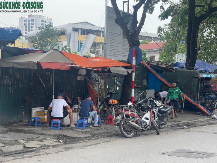 Hà Nội: Vỉa hè nơi cô gái bị người bán trà đá xua đuổi giờ ra sao? - 4