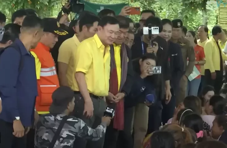 Cựu Thủ tướng Thái Lan Thaksin Shinawatra ngày 26-7 đi hỗ trợ người dân tỉnh Ubon Ratchathani bị ảnh hưởng do căng thẳng biên giới Campuchia-Thái Lan. Ảnh: BANGKOK POST