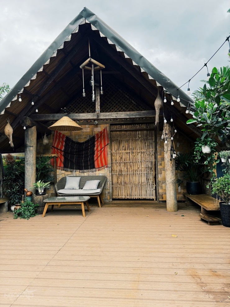 Nhà sàn nằm giữa khu vườn đầy cây trái, tươi mát quanh năm. Bộ bàn ghế mây, nơi gia đình H'Hen Niê thường uống trà chiều ngắm cây cối xanh mát. Ảnh: Kiệt Cao