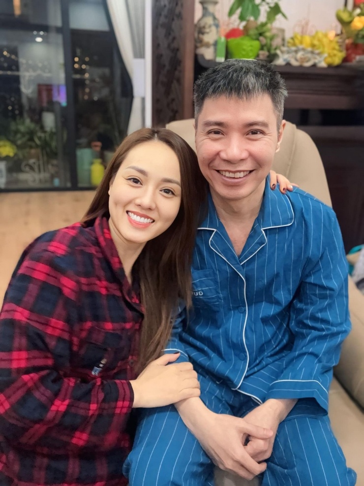 Vợ NSND Công Lý phủ nhận tin mang thai.