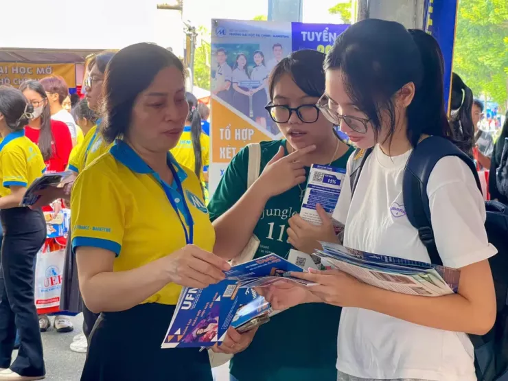 Thí sinh tìm hiểu thông tin tuyển sinh của Trường ĐH Tài chính Marketing. Ảnh: UFM