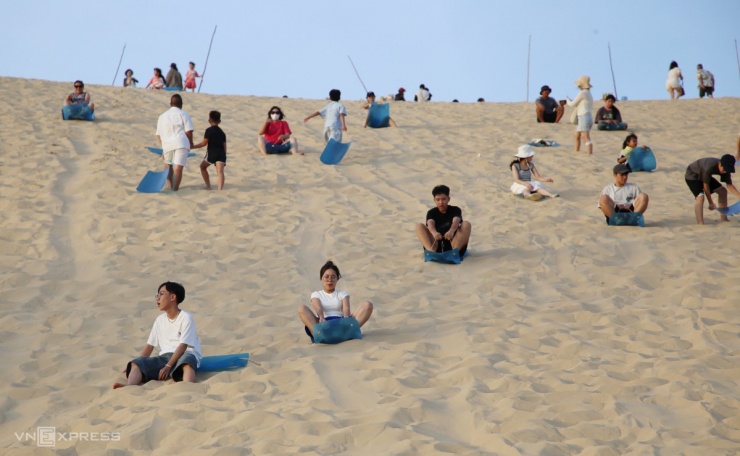 Trượt cát trên đồi Quang Phú - 1