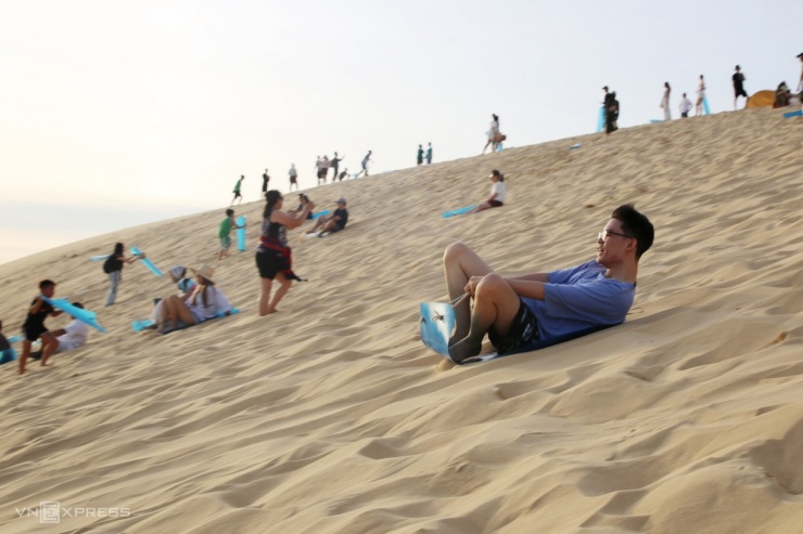 Trượt cát trên đồi Quang Phú - 2