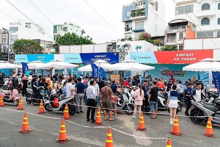 Sự kiện "đổi xe xăng lấy xe điện" thu hút đông đảo khách hàng, đặc biệt là giới tài xế